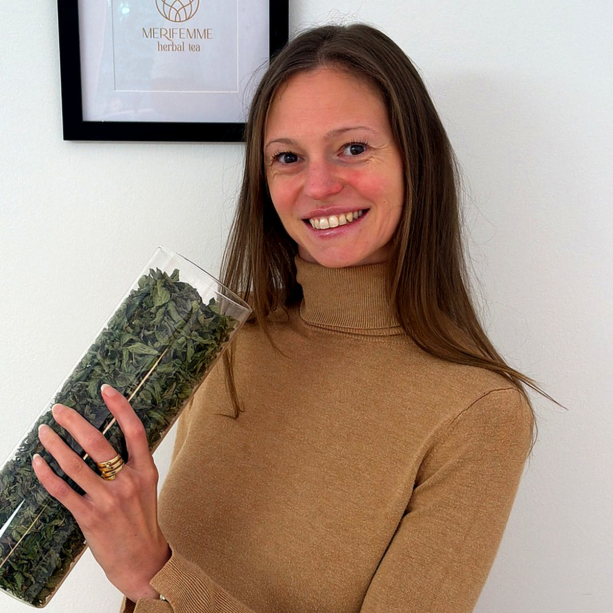 Rebeka Dukic hält ein Glas mit getrockneter Minze aus eigenem Anbau – Merifemme, Seeshaupt am Starnberger See
